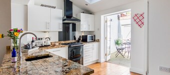 48 Fairfax Street - sleeps 6 guests  in 3 bedrooms