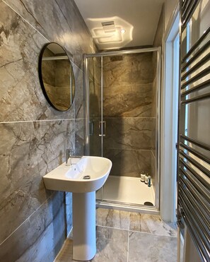 Combined shower/bathtub, hair dryer, towels, soap - 48 Fairfax Street - sleeps 6 guests  in 3 bedrooms (York)