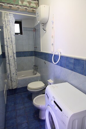 Ensemble douche/baignoire, sèche-cheveux, bidet