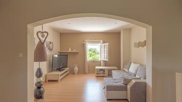 Télévision, lecteur de DVD, livres