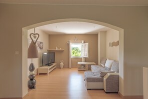 Televisión, reproductor de DVD, libros