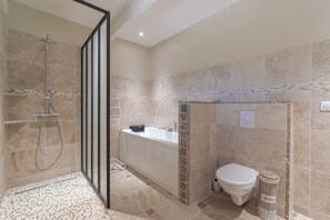 Baignoire, séchoir à cheveux, serviettes fournies