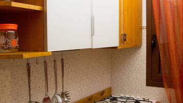 KĂŒhlschrank, Ofen, Herdplatte, Hochstuhl