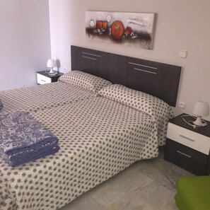 1 dormitorio, tabla de planchar con plancha, Internet y ropa de cama