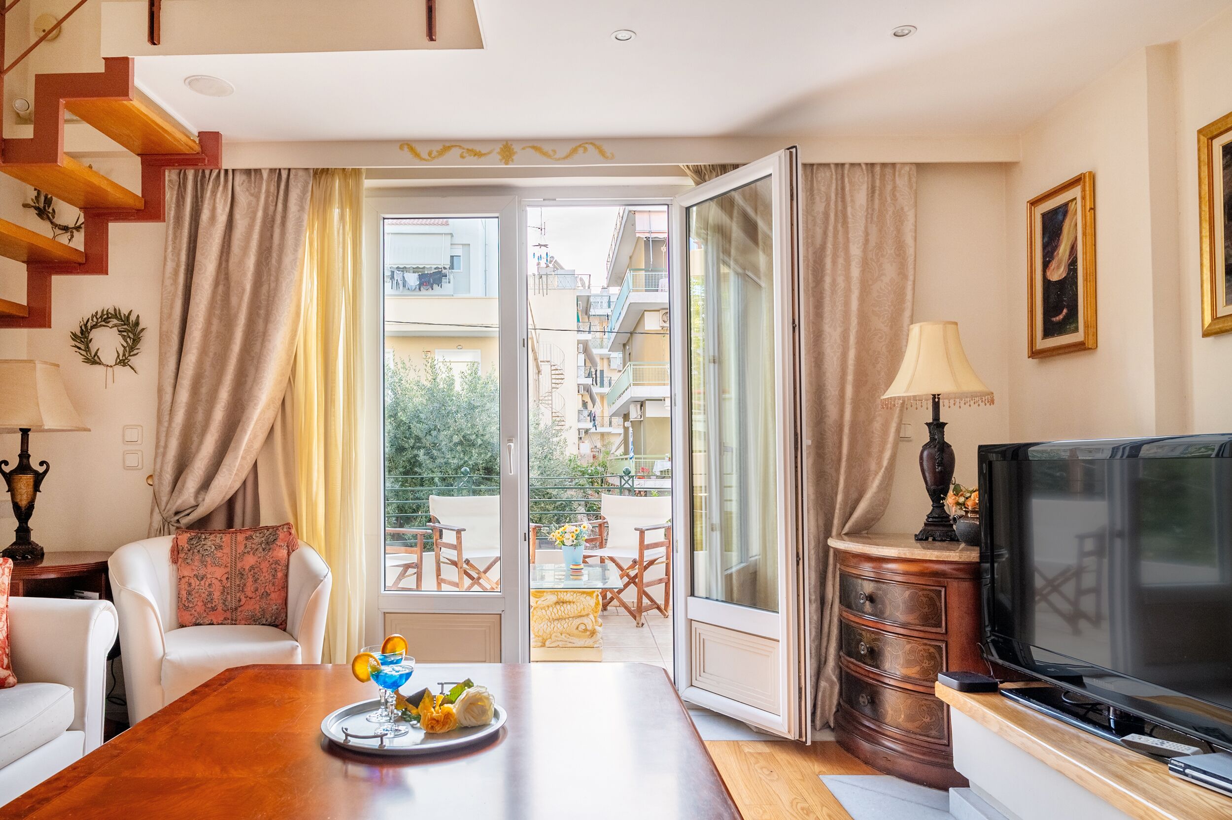 Fernseher, Kamin, Bücher, Drucker