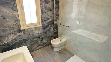 Dusche, Haartrockner, Bidet, Handtücher
