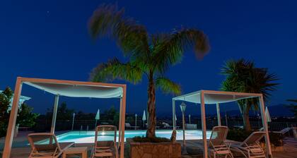 PANORAMISCHE VILLA AUF DEM HÜGEL MIT MEERWASSERPOOL