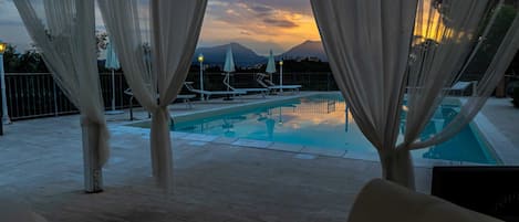 Una piscina al aire libre, una piscina climatizada