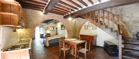 المنشأة من الداخل