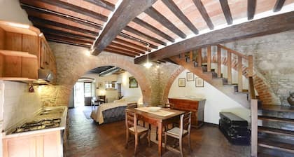 APP. CICLAMINO x4 Beautiful farmhouse surrounded by nature, with swimming pool just 3 km from Cortona