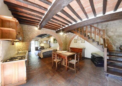 APP. CICLAMINO x4 Beautiful farmhouse surrounded by nature, with swimming pool just 3 km from Cortona