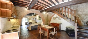 APP. CICLAMINO x4 Beautiful farmhouse surrounded by nature, with swimming pool just 3 km from Cortona