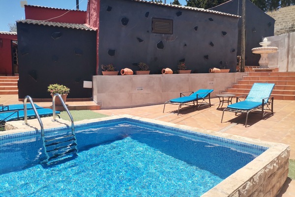 Terraza con piscina de temporada