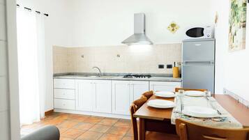 KĂŒhlschrank, Mikrowelle, Herdplatte, Wasserkocher mit Kaffee-/Teezubehör