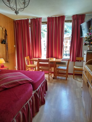 2 Schlafzimmer, Schreibtisch, Bügeleisen/Bügelbrett