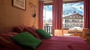 2 chambres, bureau, fer et planche Ă repasser