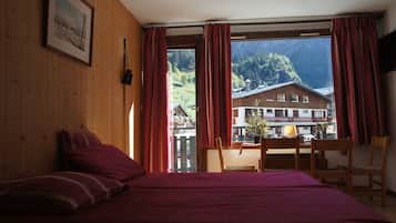 2 chambres, bureau, fer et planche Ă repasser