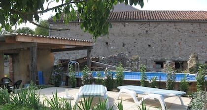 Occitanie, proche Albi, dans un ancien domaine agricole, avec piscine