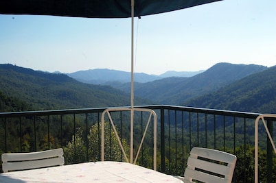 House with wonderful panoramic terrace overlooking the valley. All inclusive!