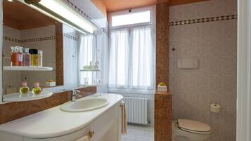 Douche, sĂšche-cheveux, bidet, serviettes fournies