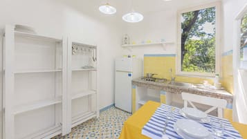 Kühlschrank, Herdplatte, Wasserkocher mit Kaffee-/Teezubehör, Hochstuhl