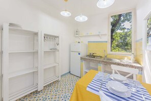 Fridge, stovetop, coffee/tea maker, highchair