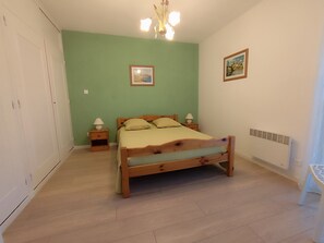 2 sovrum, strykjärn/strykbräda och resesäng