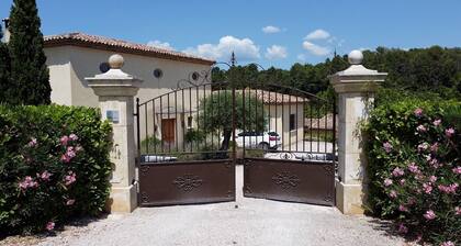 MONTAUROUX LOCATION DE CHARME CLIMATISEE AVEC PISCINE A 30MN DE CANNES