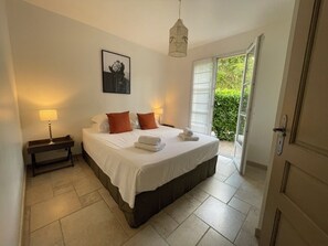 2 bedrooms, iron/ironing board, travel crib, free WiFi - MONTAUROUX 30MN FAR FROM CANNES APPARTMENT ON THE GROUND FLOOR WITH SWIMMINGPOOL CONDITIONNING AIR (Montauroux)