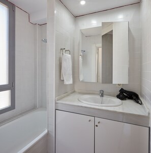 Combined shower/tub, hair dryer, bidet, towels