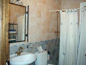 Shower, towels - Mamuyo's Shed (Montefrio)