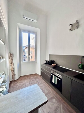 Kühlschrank, Mikrowelle, Ofen, Herdplatte