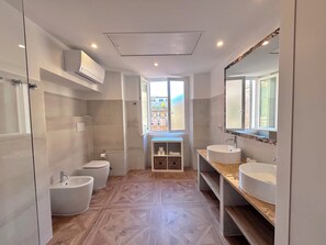 Shower, hair dryer, bidet, towels - Rome: HISTORIC CENTER, close to the Pantheon, Trevi Fountain, Piazza di Spagna. (Roma)