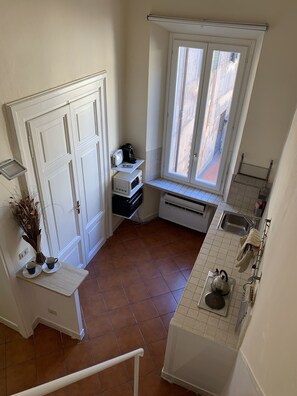 Kühlschrank, Mikrowelle, Herdplatte, Wasserkocher mit Kaffee-/Teezubehör