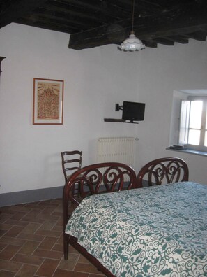 2 bedrooms, iron/ironing board, travel cot, free WiFi