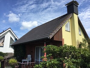 Exterior - Detached house on a large sunny plot, dogs allowed a few meters to the sea (Zingst)