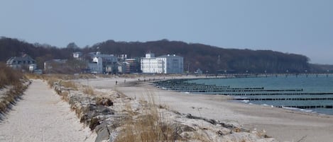 在海滩、沙滩椅