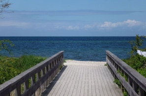 På stranden og solsenger