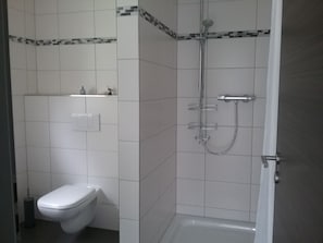 Dusche, Handtücher, Seife, Toilettenpapier