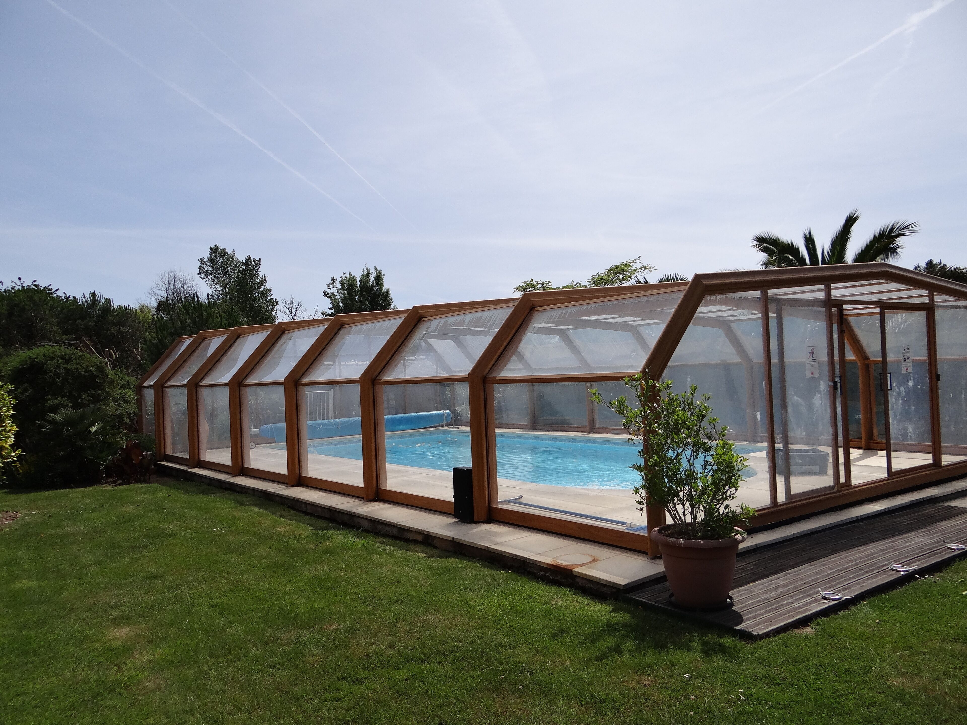 Een binnenzwembad en een buitenzwembad