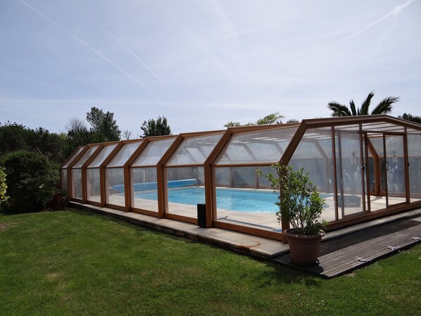 Sisäuima-allas, ulkouima-allas