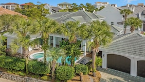 A residential area with multiple houses, a swimming pool, and palm trees. - Time Out - Destiny East Lux Villa. Pool, Hot Tub, 2 Golf Carts 🛺, 6BR (Destin)
