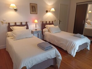 2 Schlafzimmer, Schreibtisch, Bügeleisen/Bügelbrett, kostenloses WLAN