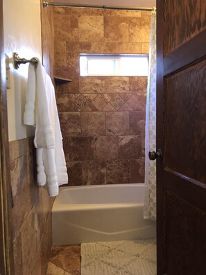 Ensemble douche/baignoire, sèche-cheveux, serviettes fournies, savon
