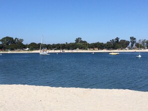 Plage à proximité, chaises longues, serviettes de plage