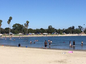 Beach nearby, sun-loungers, beach towels