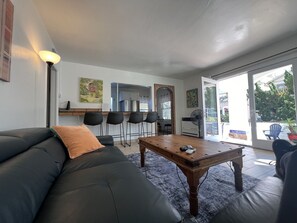 Smart TV, Netflix, streaming services, stereo -  ☀️Sunny Courtside House, 🏖STEPS TO OCEAN OR BAY, Bikes! South Mission BeachSD (San Diego)