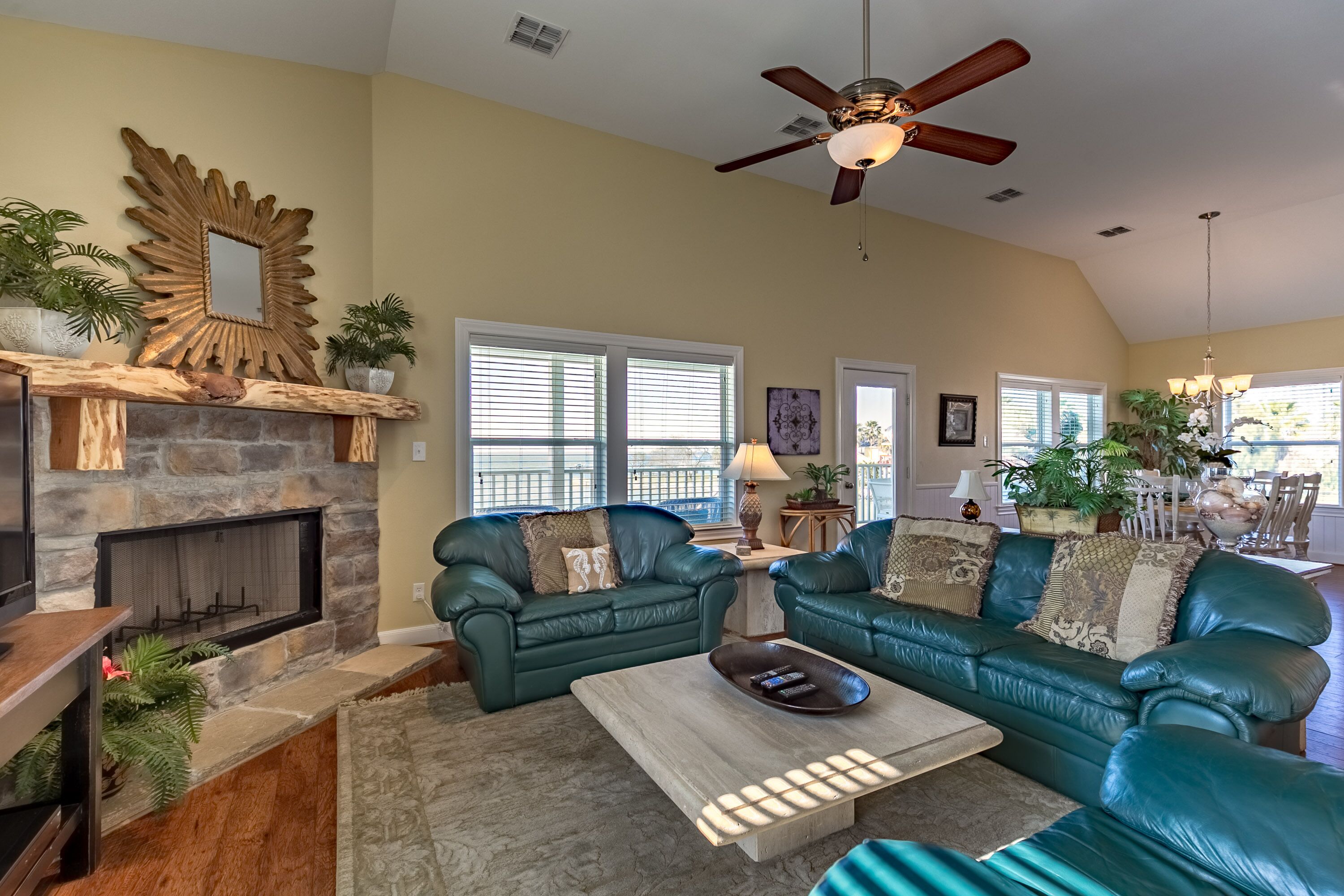 Smart-tv, pejs, dvd-afspiller, bøger