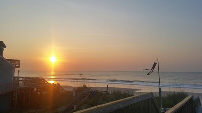Respuesta a la oración- Frente a la playa - Hermosa. WIFI, suministros de playa, mascotas amistosas.
