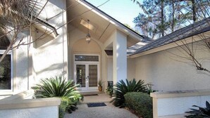 Exterior detail - Beautiful Home, Close to Beach, Lagoon, Fantastic Pool! (Hilton Head Island)